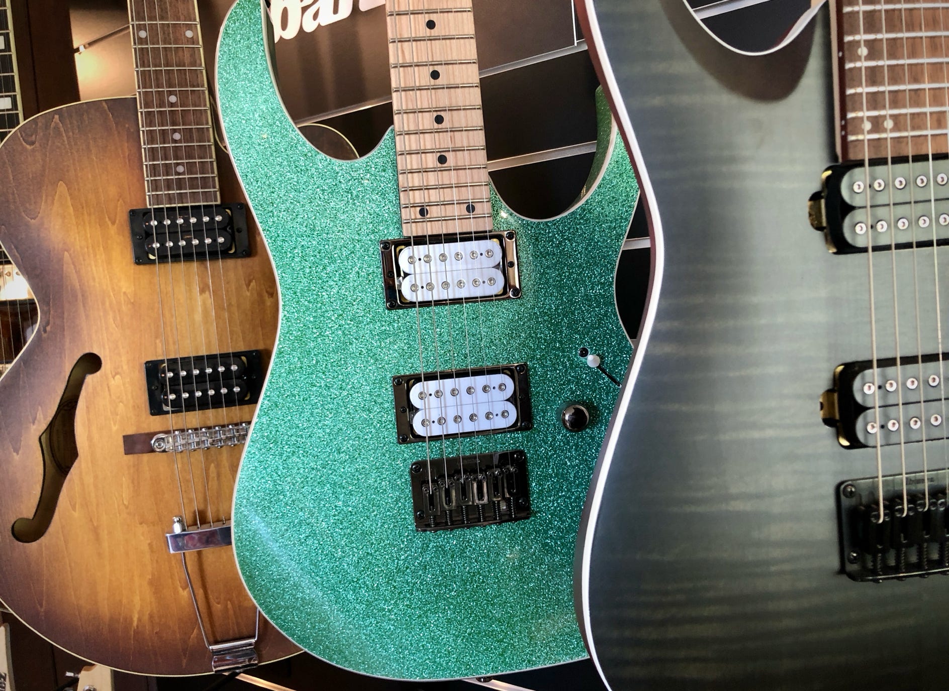 E-Gitarren in allen Preisklassen und Typen: Strat, Stratocaster, Tele, Telecaster, Les Paul, Halbakustisch