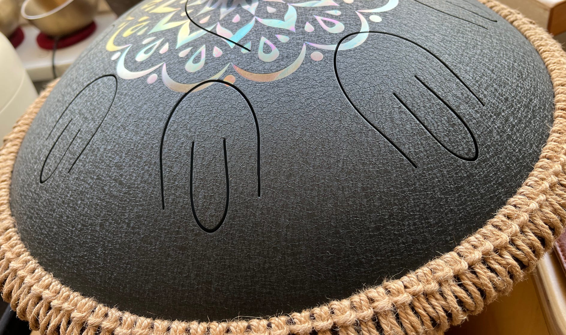 Alles was das Musikerherz begehrt. Schlagzeuge, Becken, Hardware, Cajons, Djemben, Congas, Bongos, Smallpercussion, Felle, Sticks, Schlägel, Handpans, Kalimbas, Klangschalen, Stimmgabeln