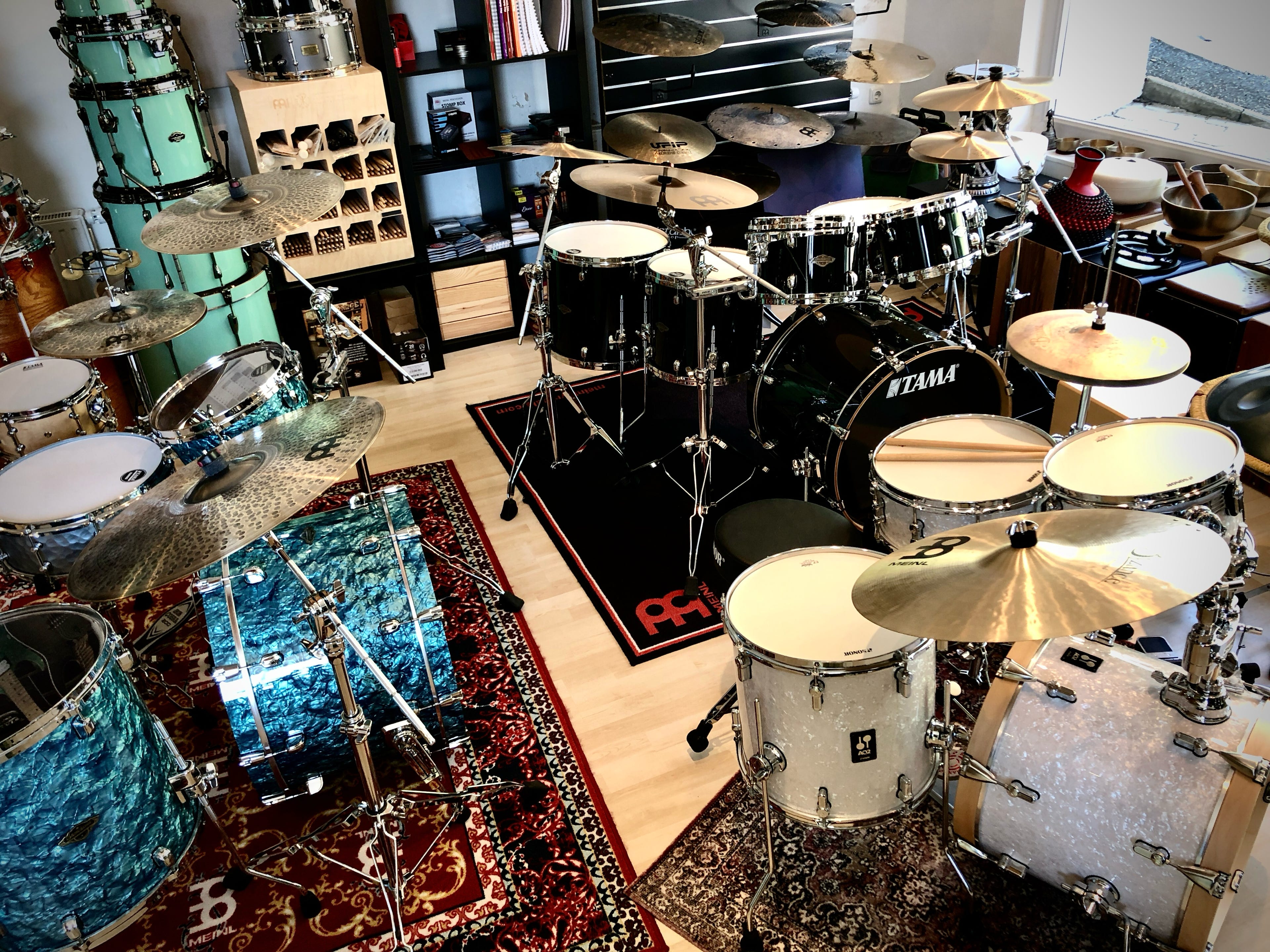 Alles was das Musikerherz begehrt. Schlagzeuge, Becken, Hardware, Cajons, Djemben, Congas, Bongos, Handpans, Kalimbas, Klangschalen, Stimmgabeln, Konzertgitarren, Westerngitarren, E-Gitarren, Verstärker, Saiten, Gurte, Taschen...