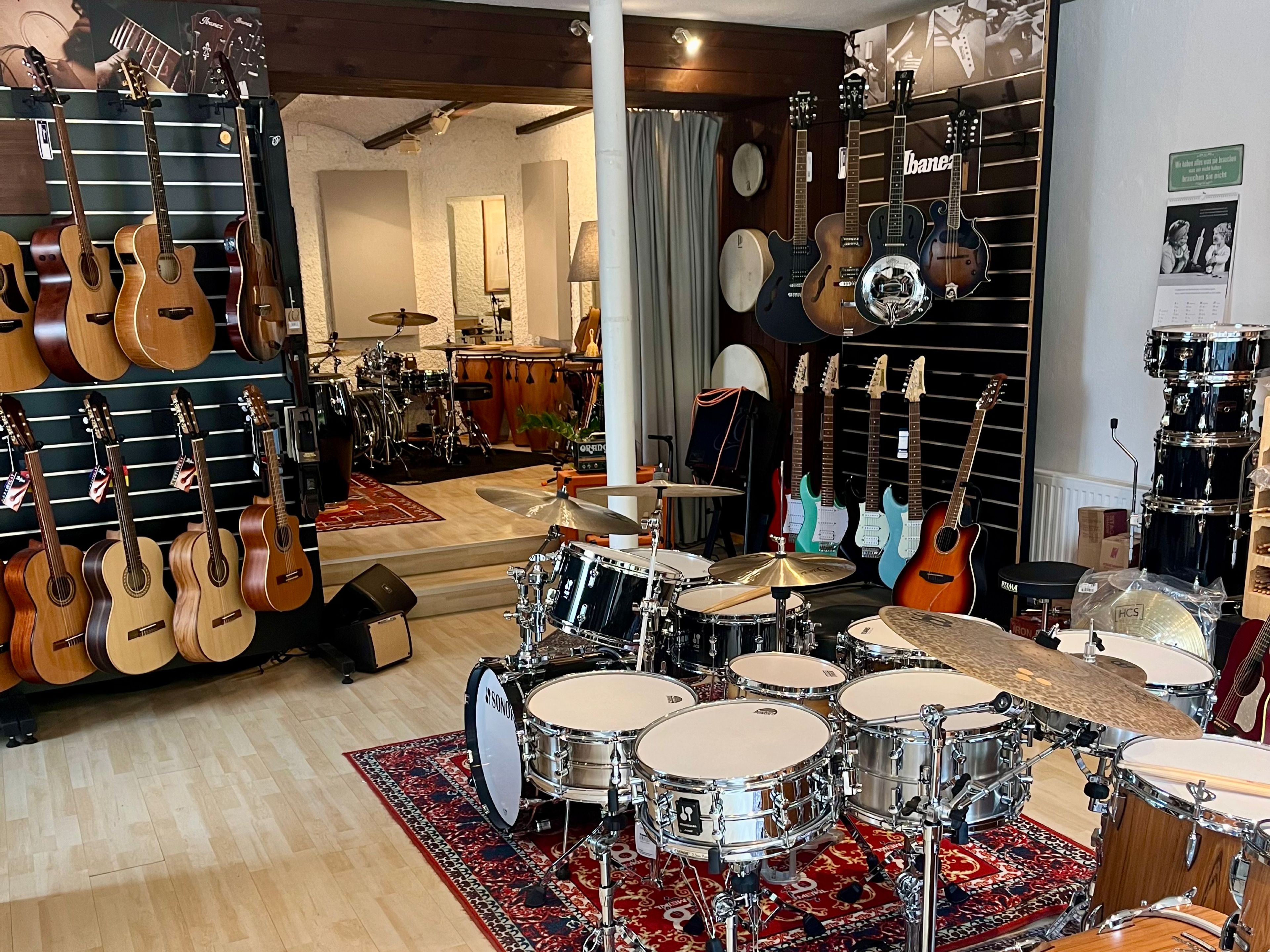 Musikinstrumente und Zubehör. Drums, Percussion, Gitarren und mehr.