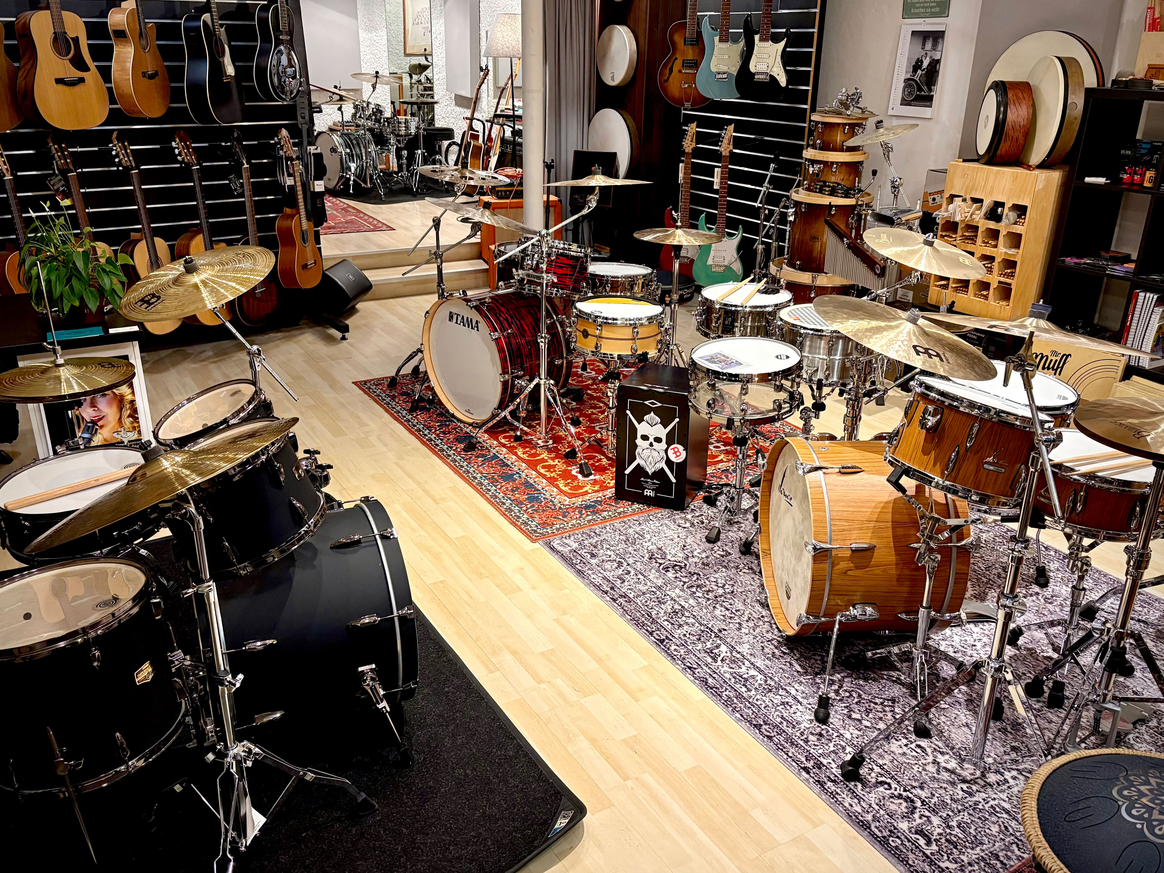 Musikinstrumente und Zubehör. Drums, Percussion, Gitarren und mehr.